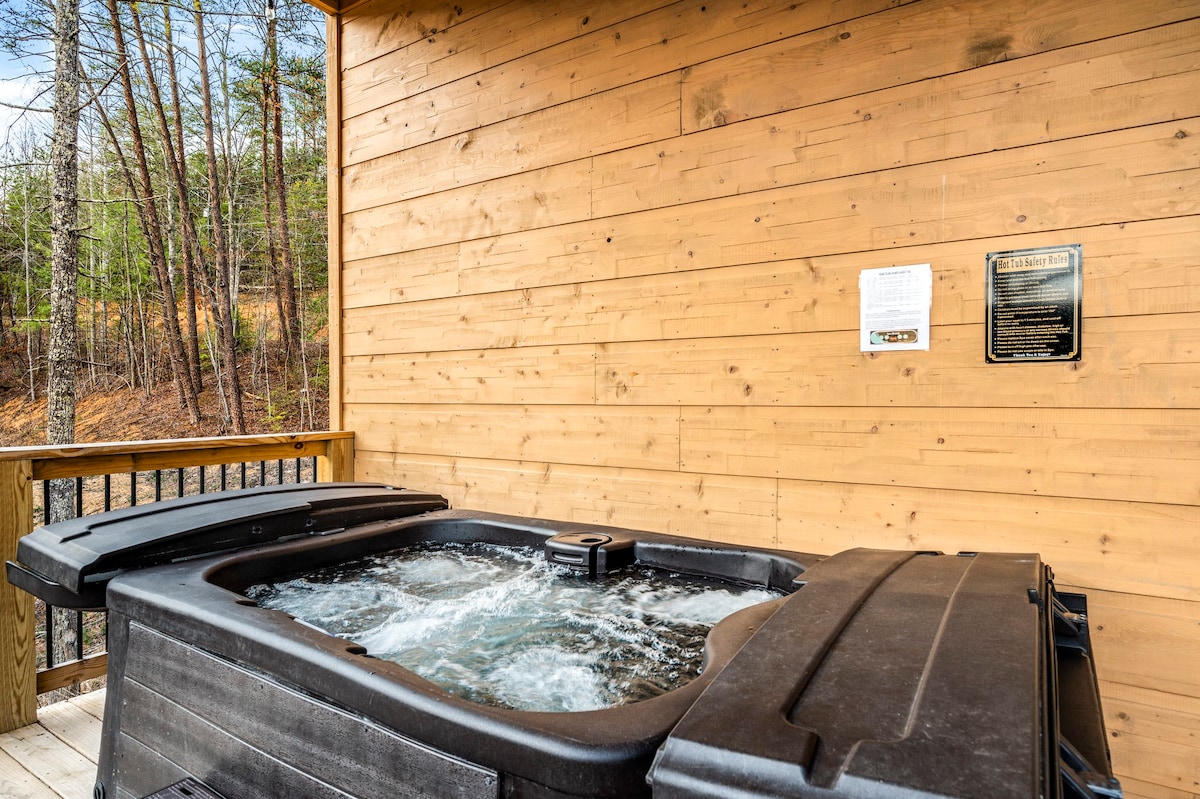 Luxurious 3BD Lodge with POOL! Hot Tub + Fire Pit!