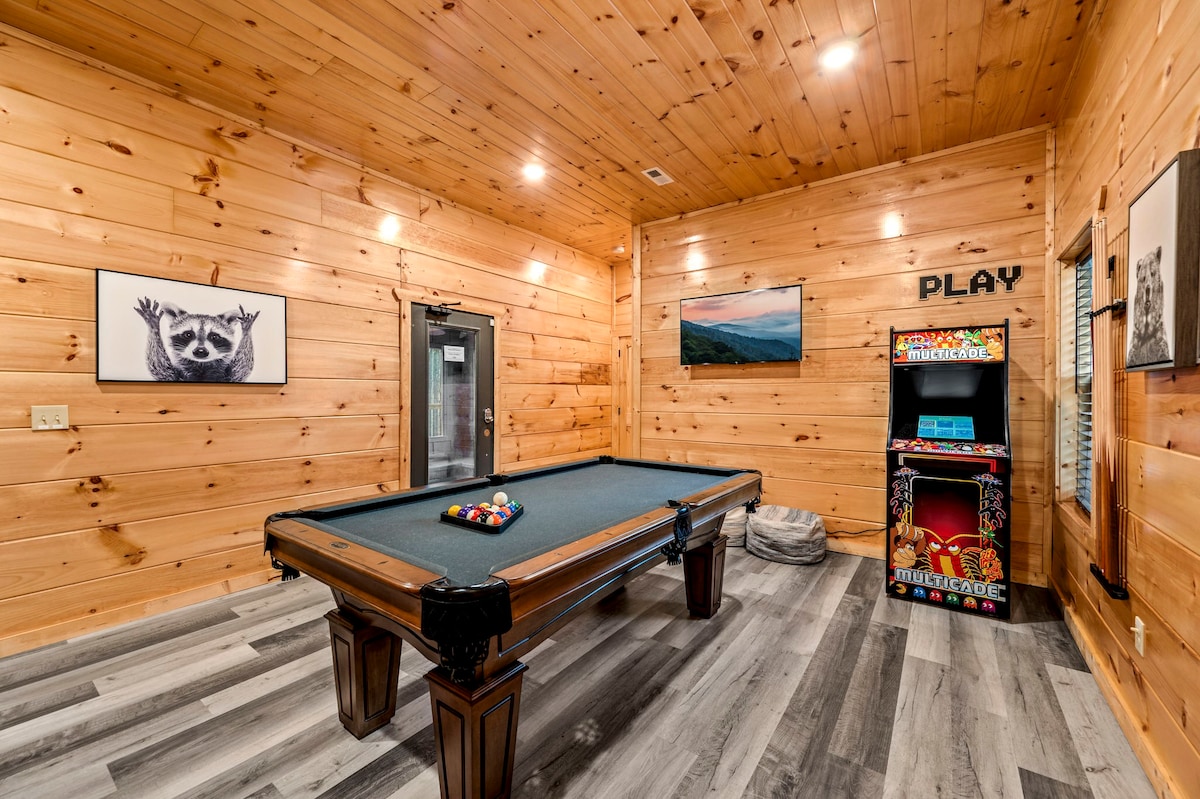 Luxurious 3BD Lodge with POOL! Hot Tub + Fire Pit!