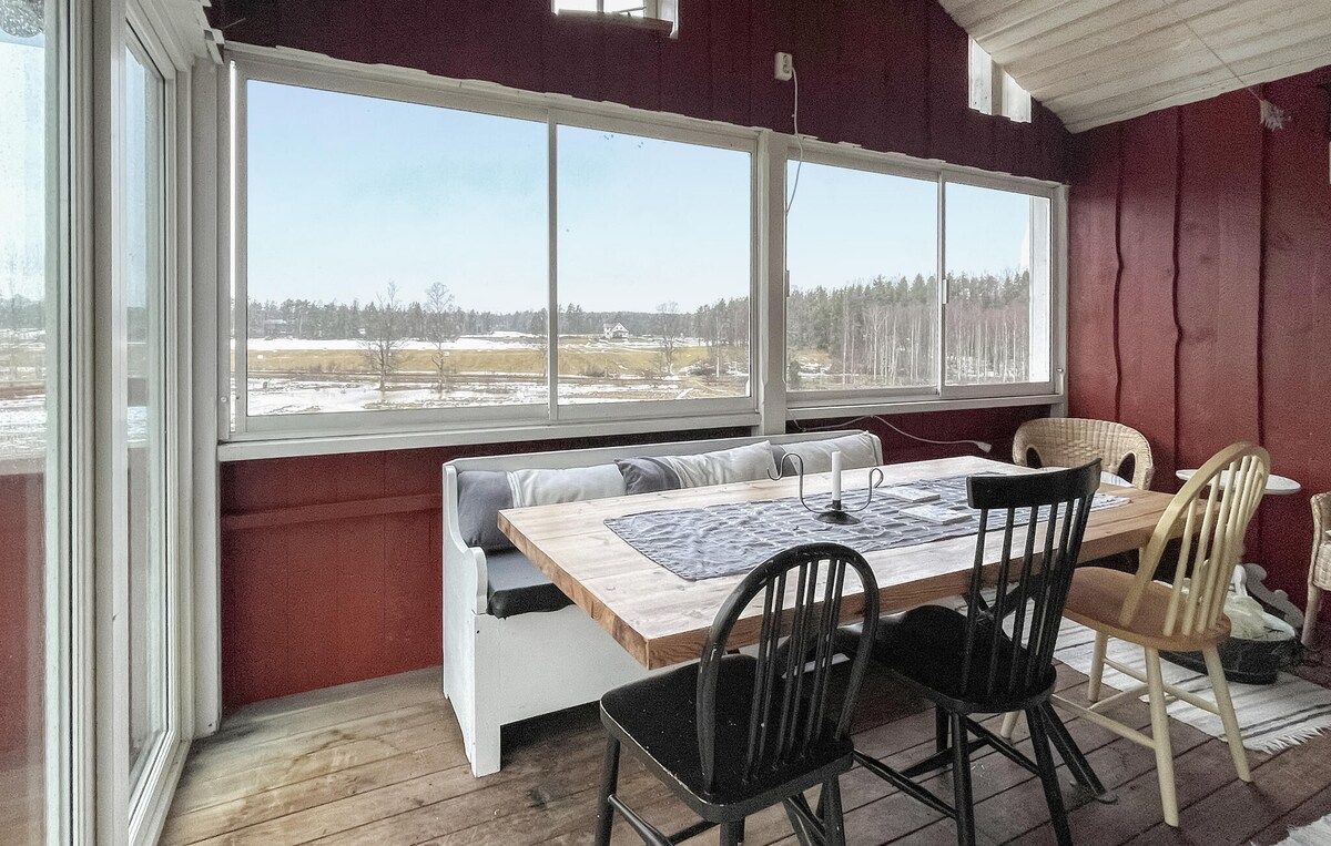 Cozy home in årjäng with kitchen