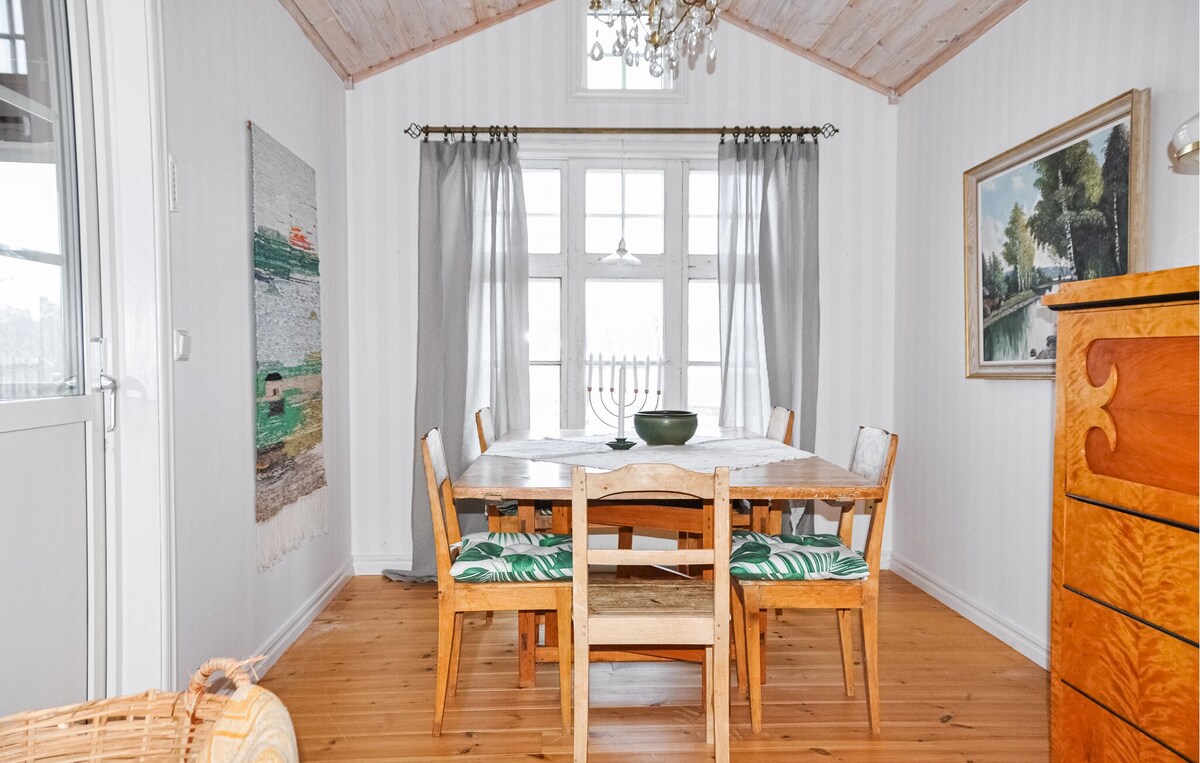 Cozy home in årjäng with kitchen