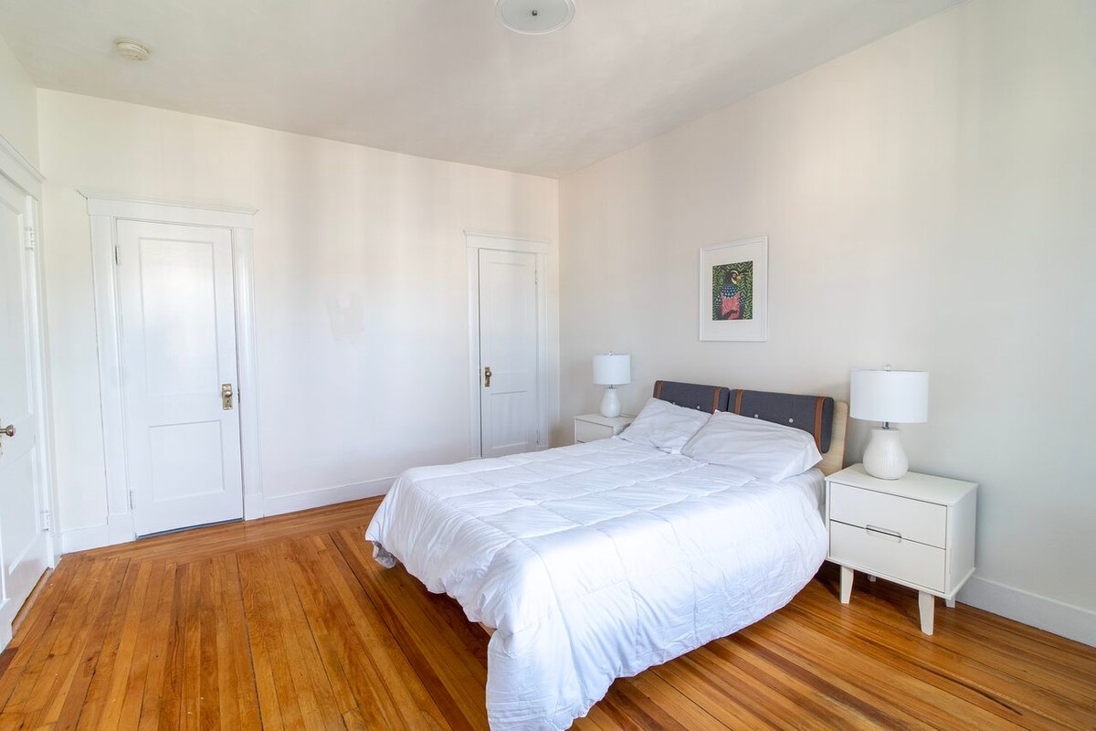 Queen Bedroom A in #1733: Dorchester Center