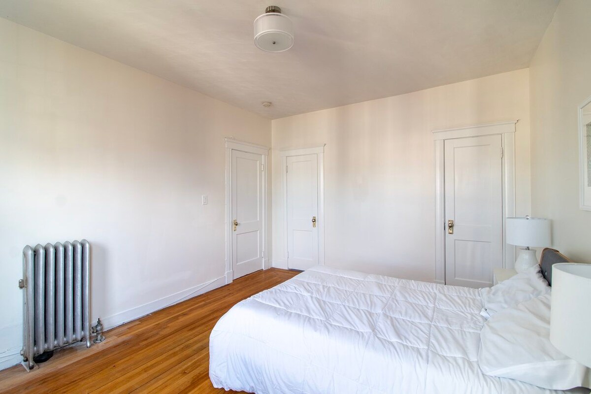 Queen Bedroom A in #1733: Dorchester Center