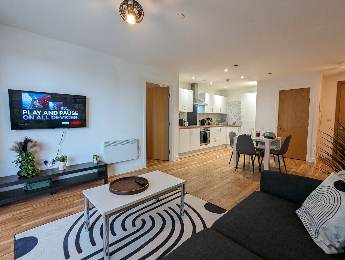 Luxurious 2-Bed Haven with Balcony & Free Parking
