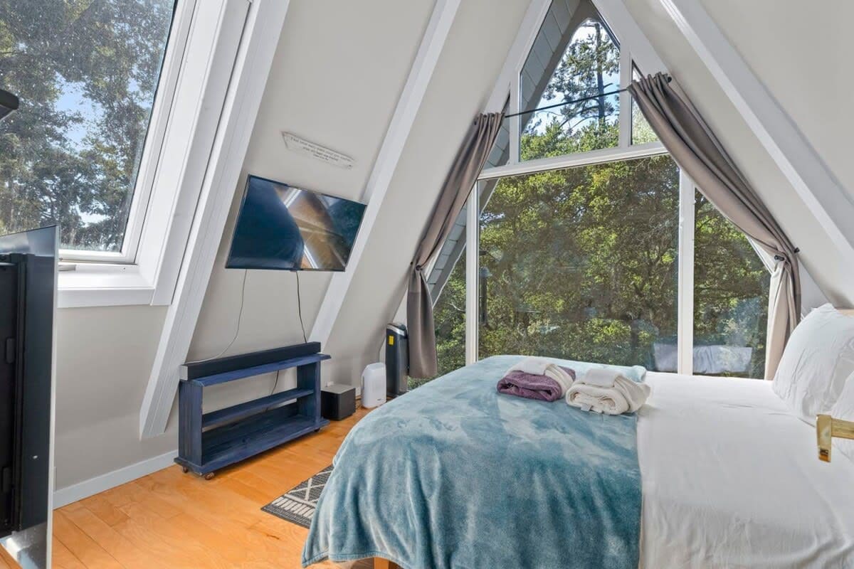 Majestic A-Frame in the Redwoods - with Hot Tub!