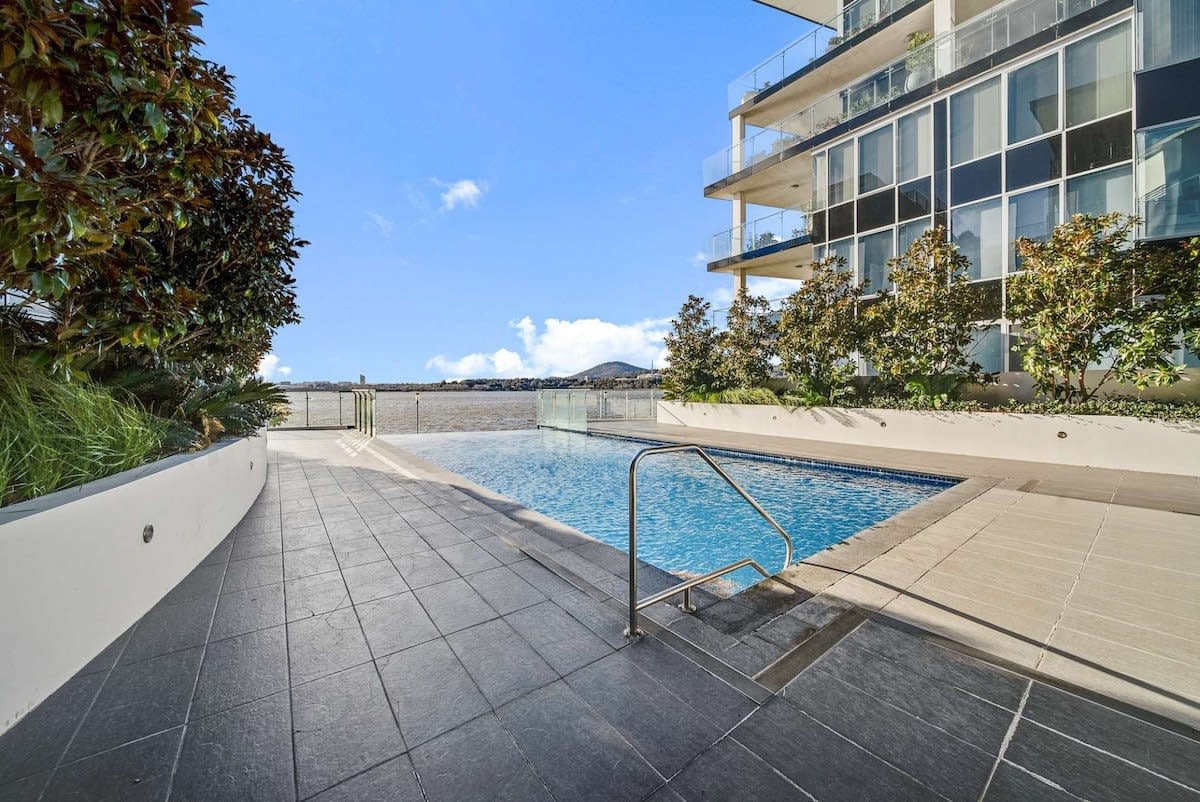 Canberra Lakefront 2-Bed with Pool, Gym & Parking