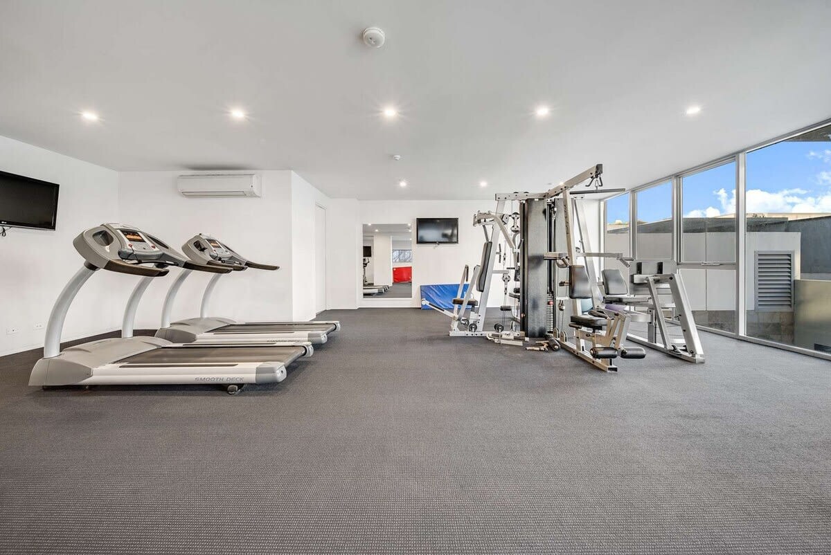 Canberra Lakefront 2-Bed with Pool, Gym & Parking