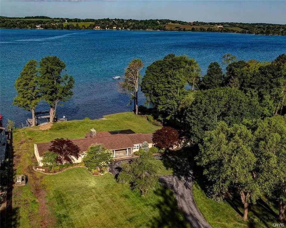 Luxury Retreat-Expansive Skaneateles lake frontage