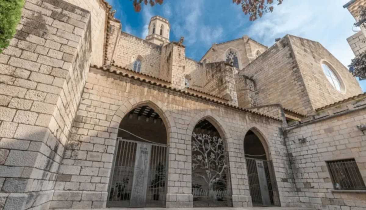 Charming Vintage 2BR Catalan Duplex Figueres City