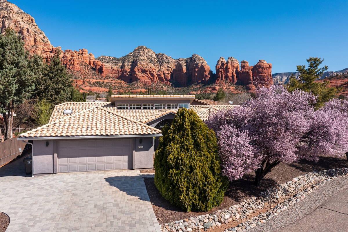 Sedona Retreat with Hot Tub and Red Rock Views