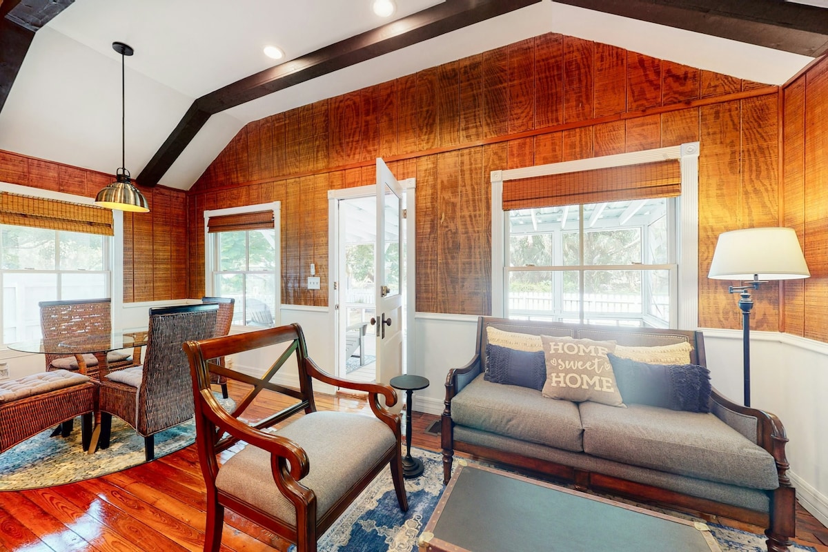 5BR riverfront cottages with dock, kayaks, & patio