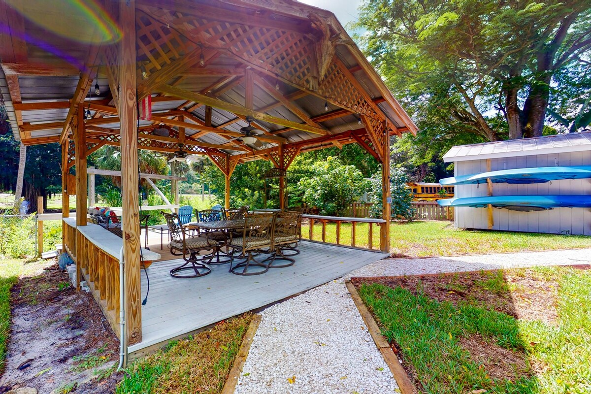 5BR riverfront cottages with dock, kayaks, & patio