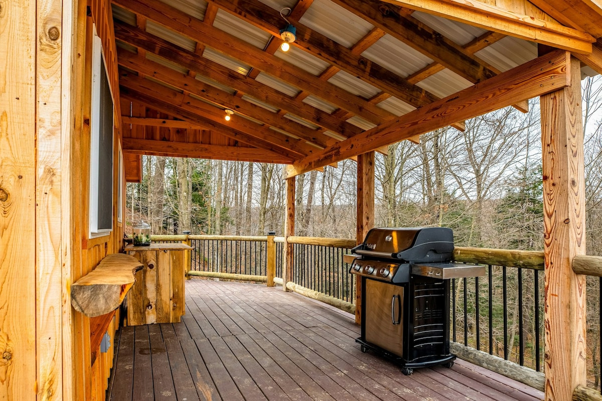 Dog-friendly cabin with deck plus hot tub access