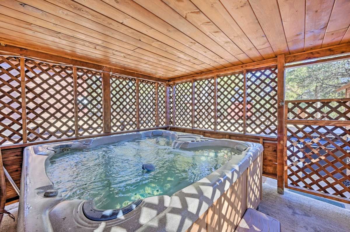 Pet friendly, Mountain Gem, with a Spa!