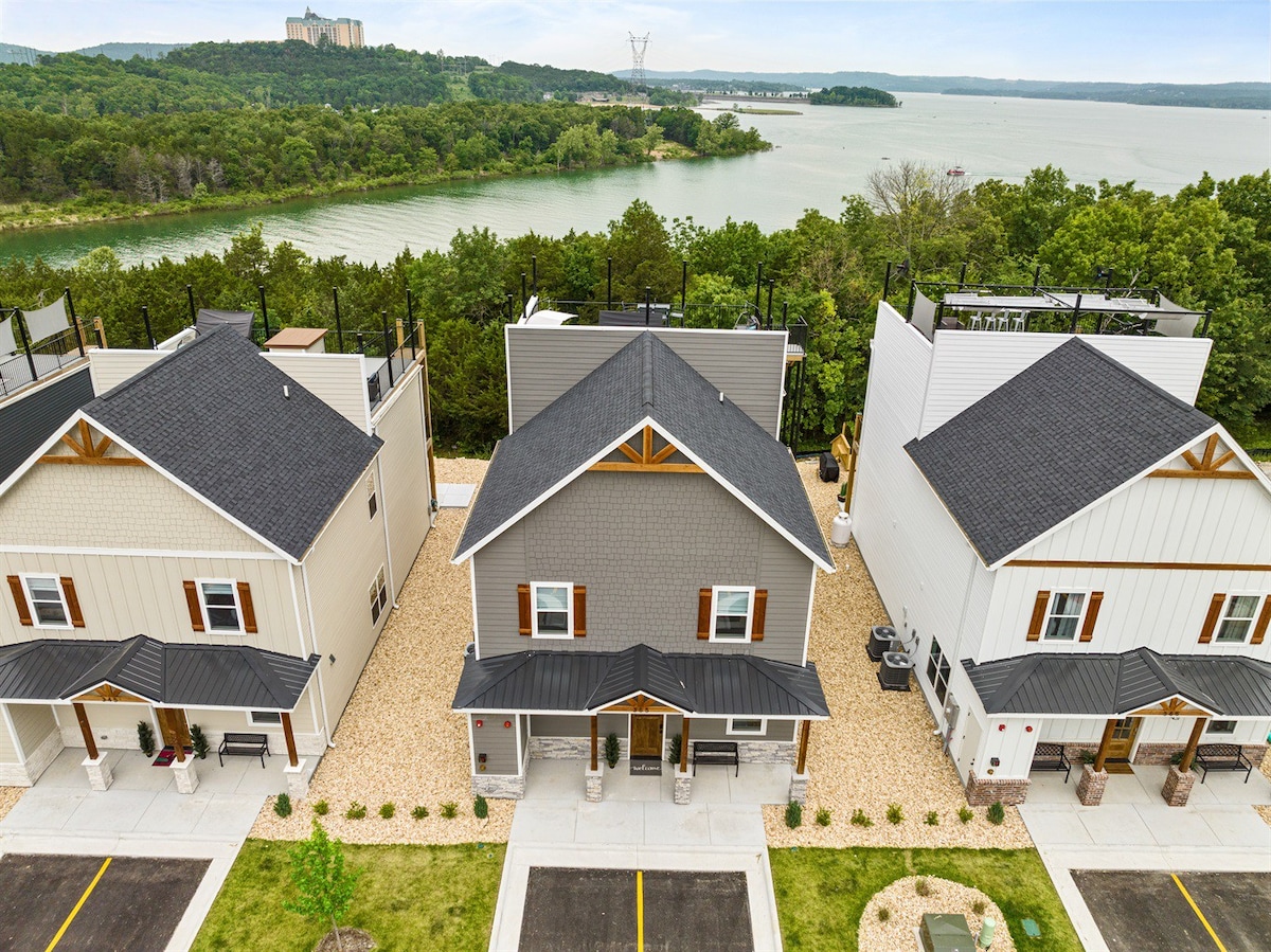 2 Next Door Lakefront Homes+HotTubs+Pools+Arcades