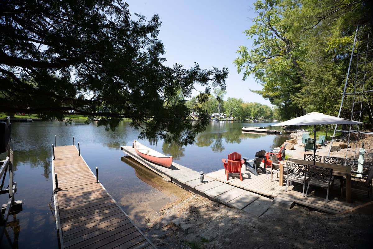 Room for 8! Riverfront - Canoe, Kayaks, BBQ