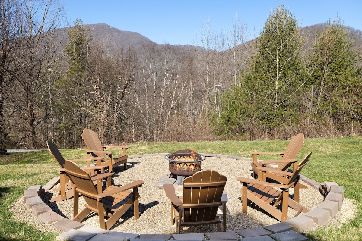 Chestnut Hideaway | Pet-Loving Cabin w/Hot Tub