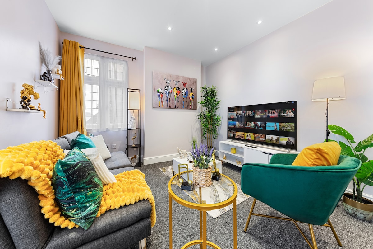 2-bedroom flat with a king-size bed in London, UK.