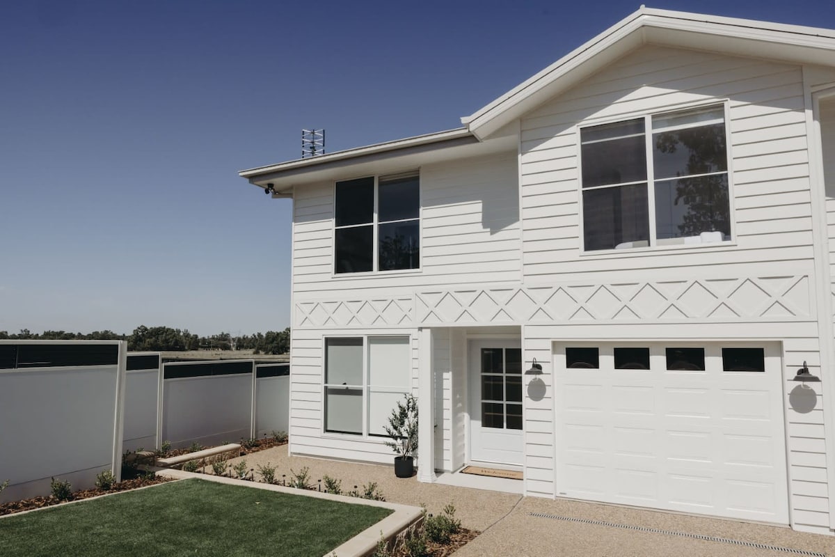 Macquarie | Sleek & Stylish, Countryside Views