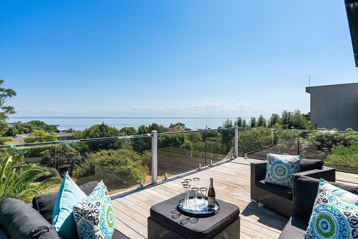 Mornington Hill Luxury | Stroll to Main St & Beach