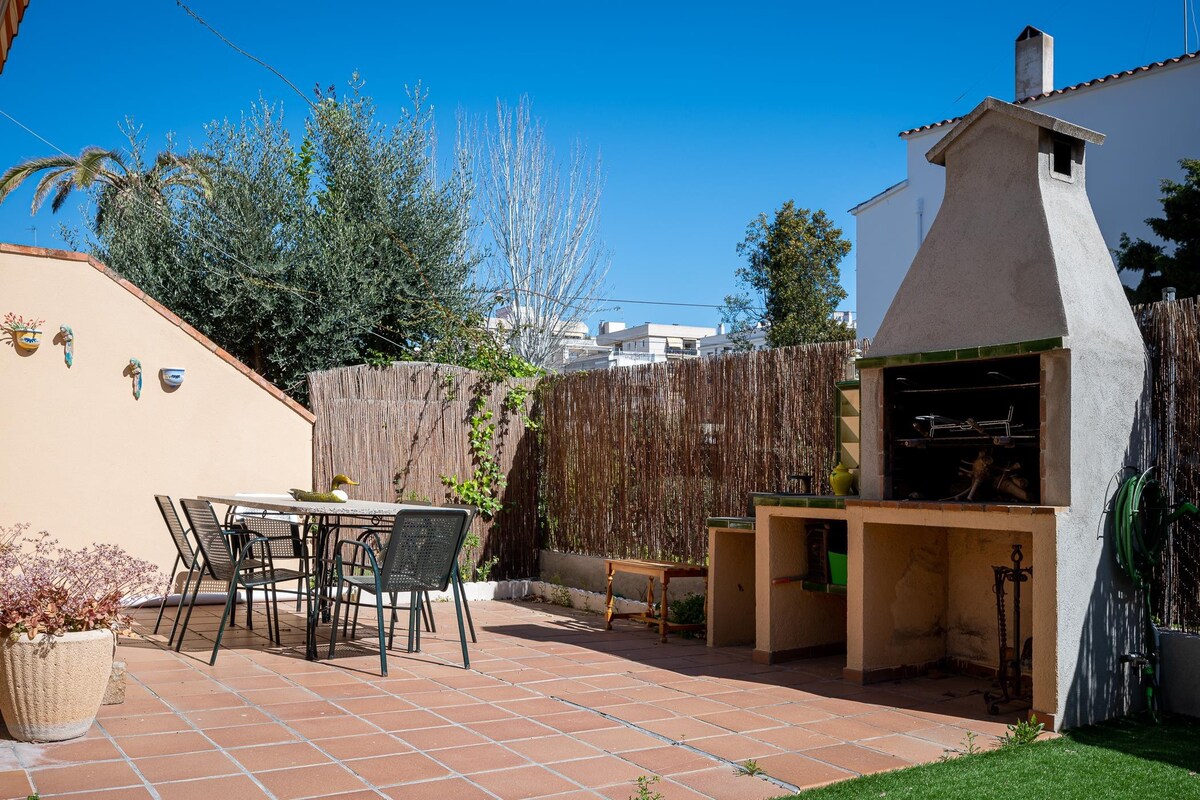 Can Lola: Garden, for 8 people, 230m to the beach