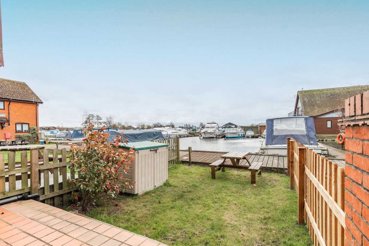 Kingsmere | Riverside Holiday Home!