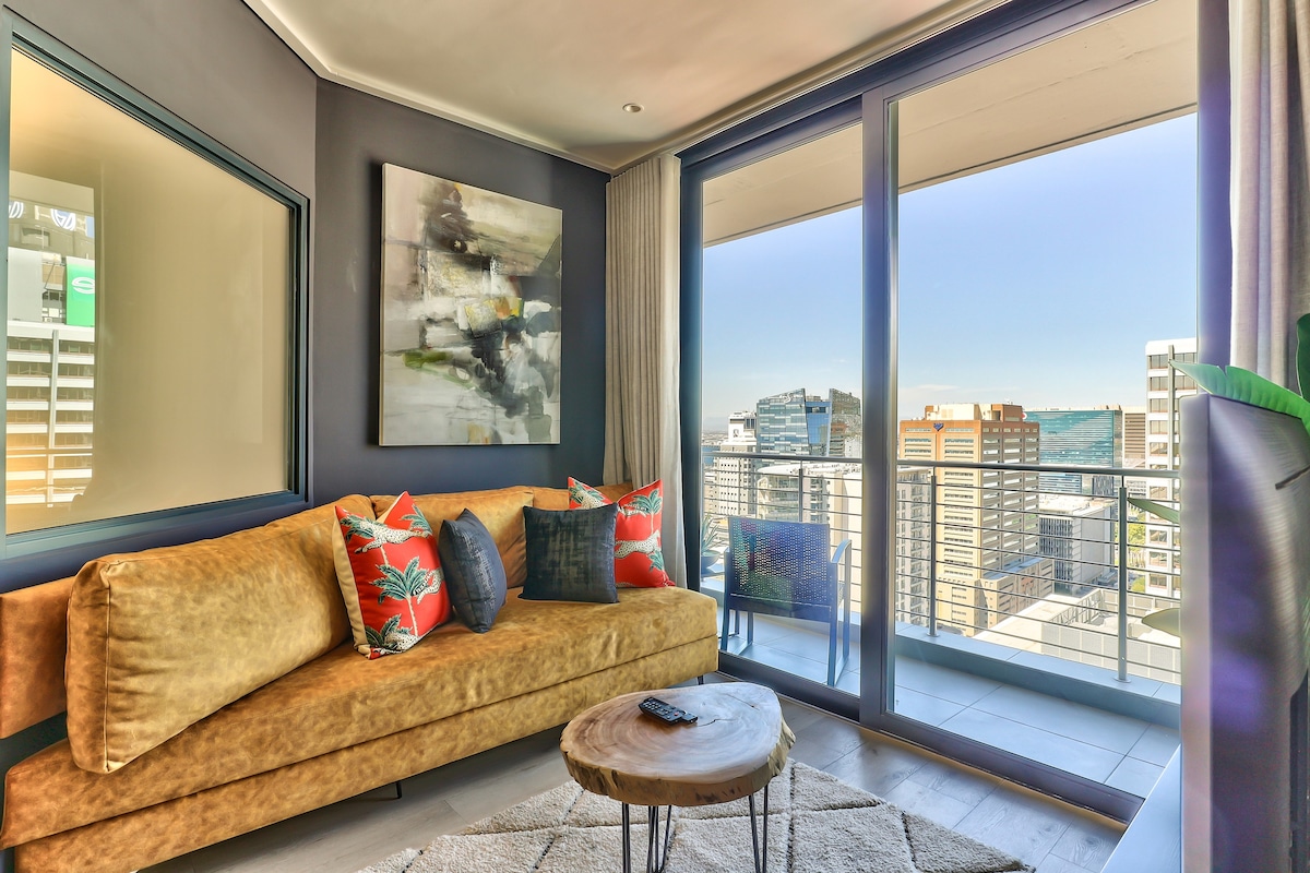 Decadent 1 Bed  with Balcony & Pool Deck