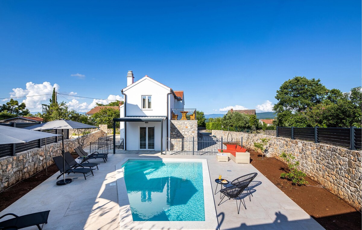 Stunning home with outdoor swimming pool