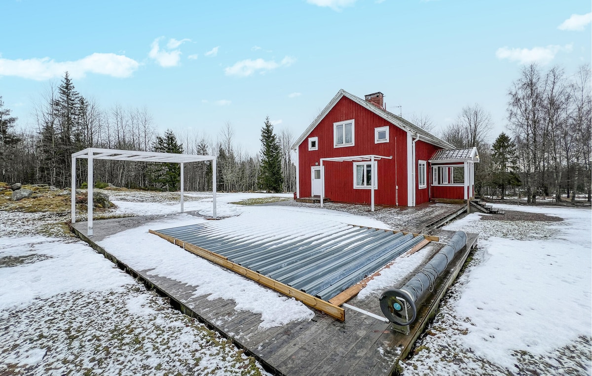 Cozy home in Närkesberg with outdoor swimming pool