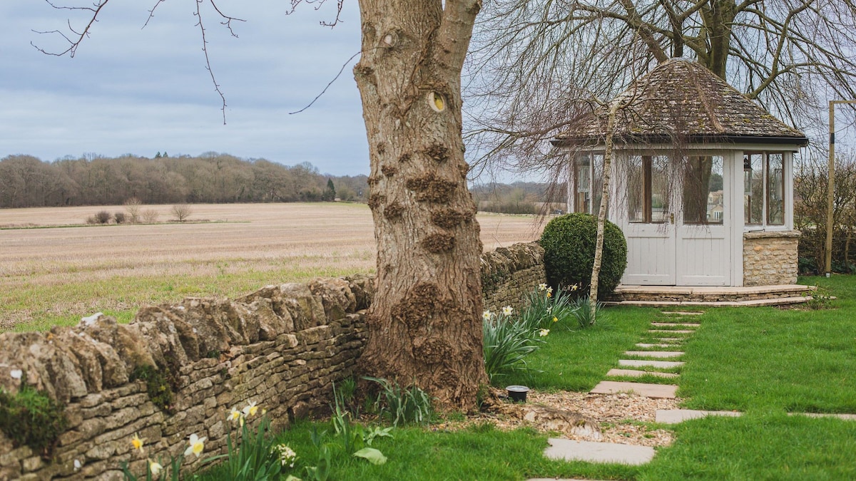 Ashworth House, near Charlbury with lovely views