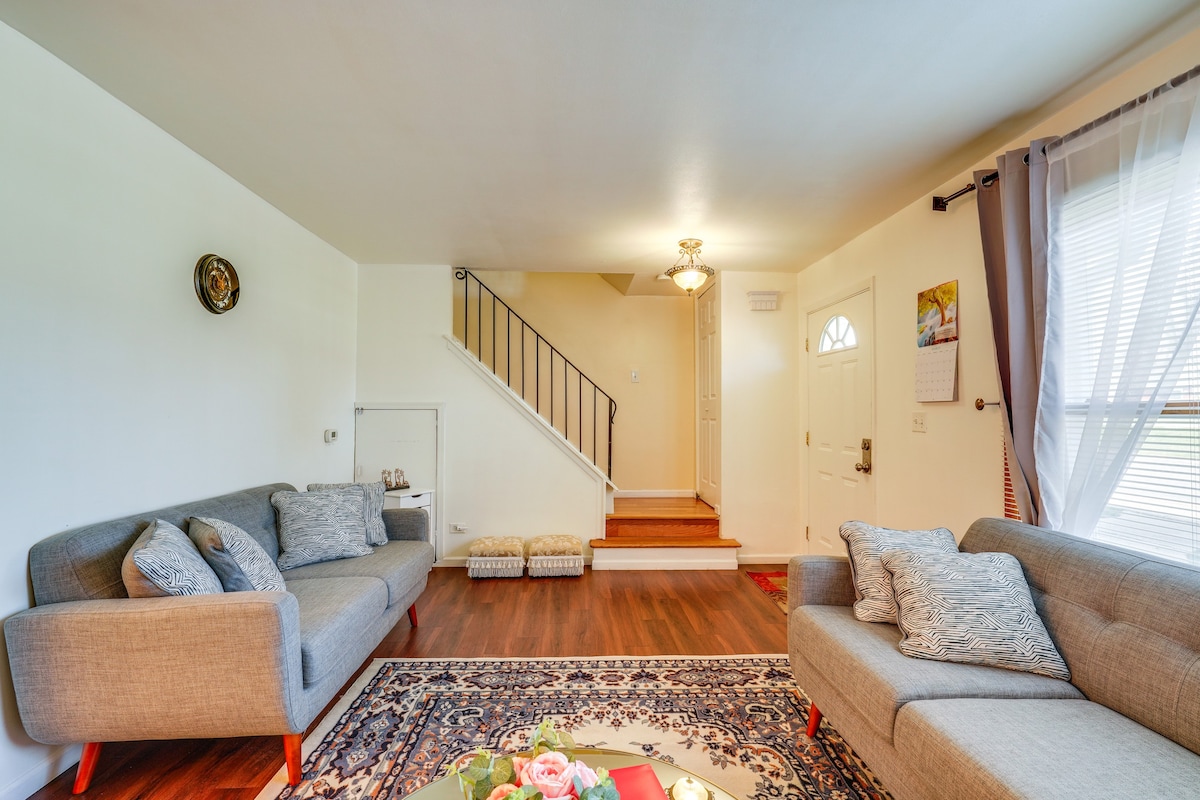 Cozy & Quiet Hanover Park Townhome!