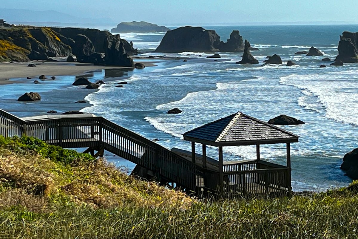 3BR funky beach house with ocean views & grill