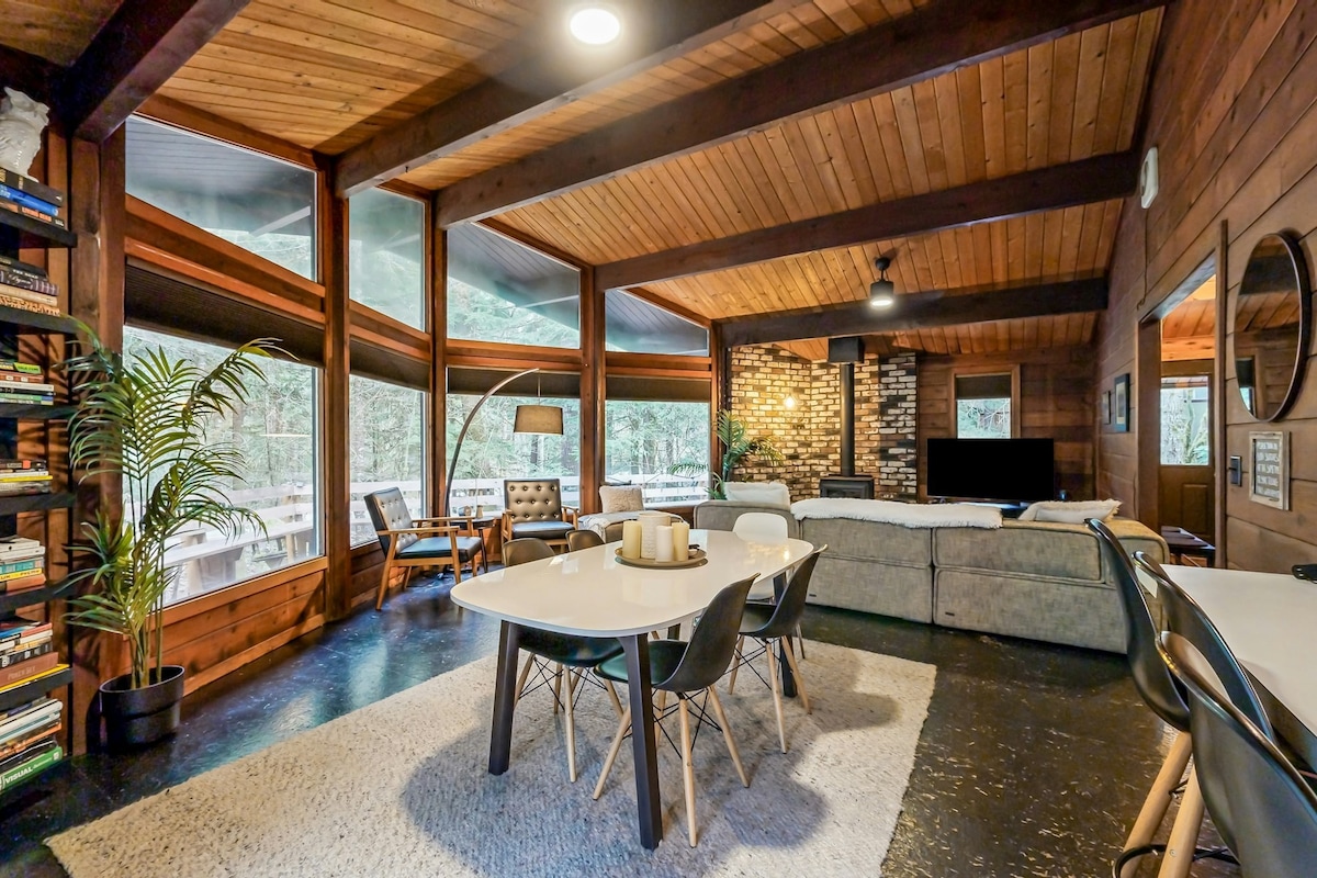 Mid-century forest 2BR with hot tub & firepit