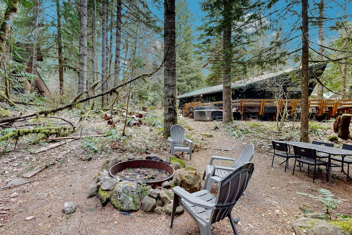 Mid-century forest 2BR with hot tub & firepit