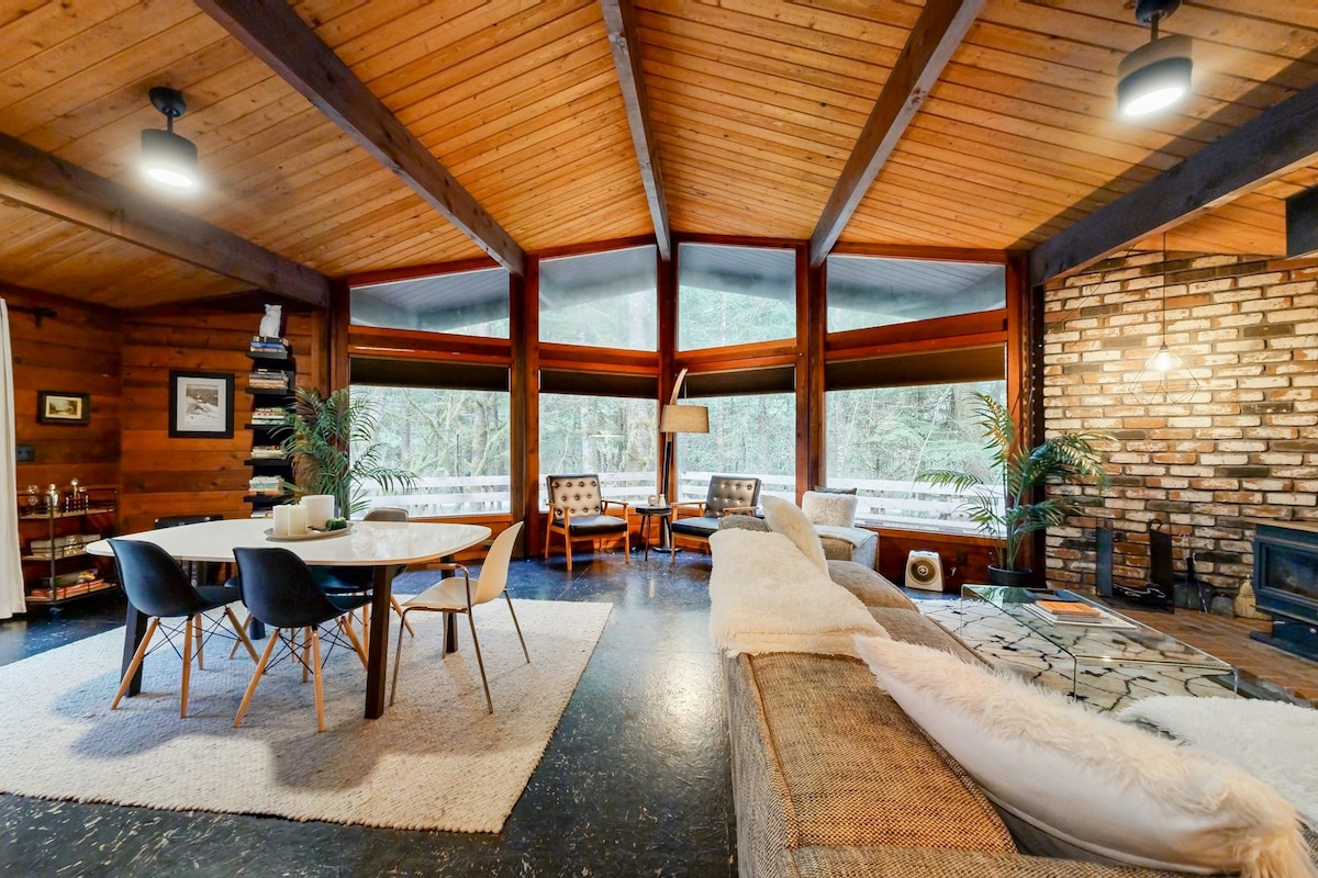 Mid-century forest 2BR with hot tub & firepit