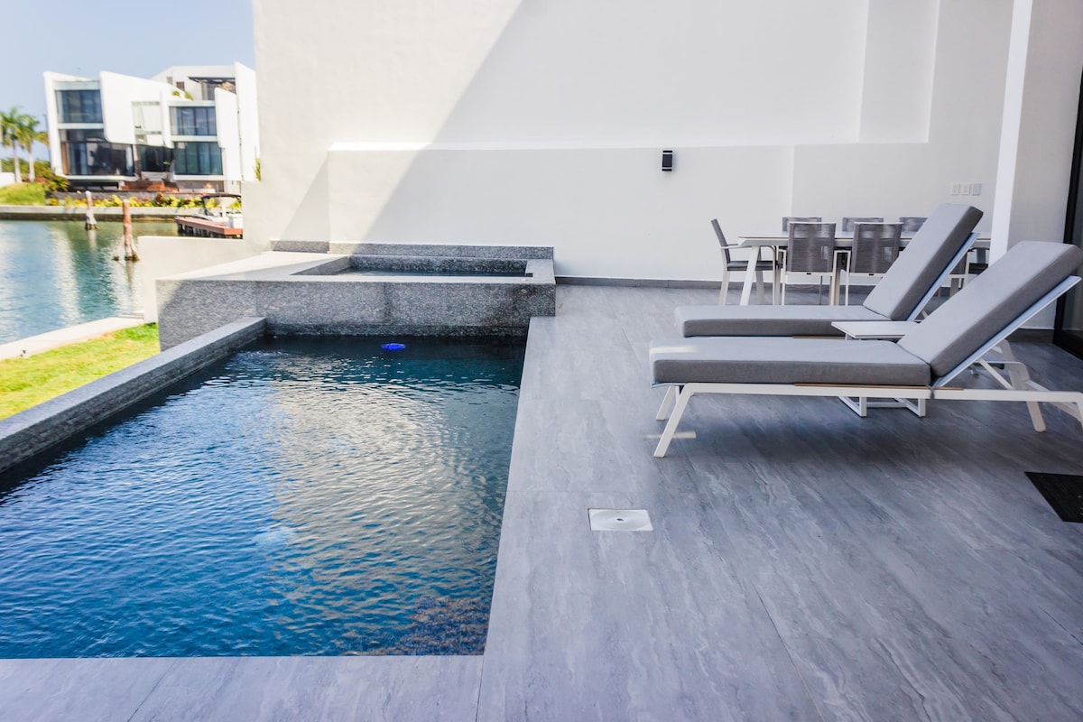 Puerto Cancun Luxury Villa: Private Pool & Hot Tub