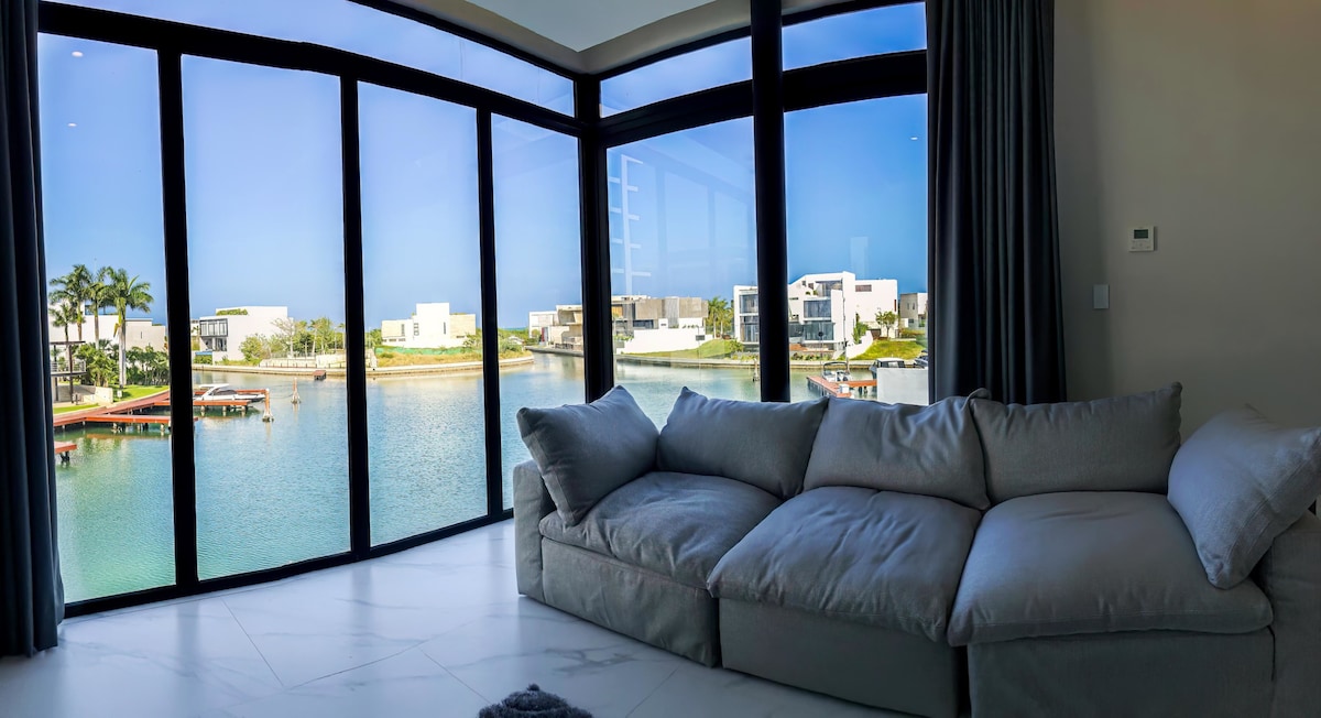 Puerto Cancun Luxury Villa: Private Pool & Hot Tub