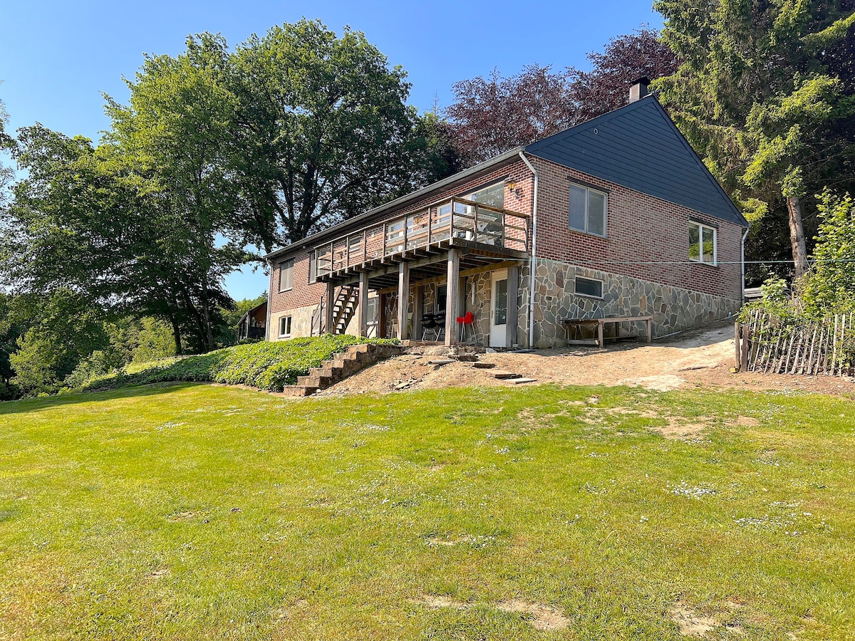 Beautiful country house overlooking the valley