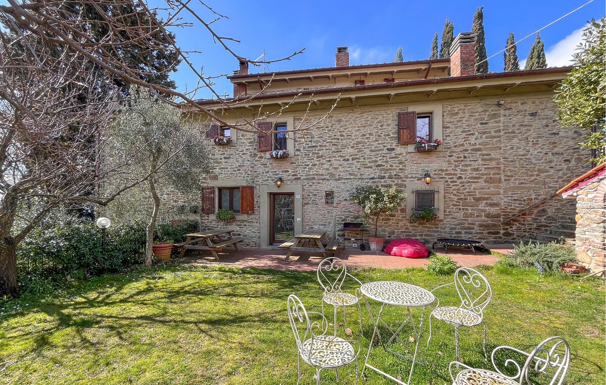 Stunning home in Arezzo with kitchen