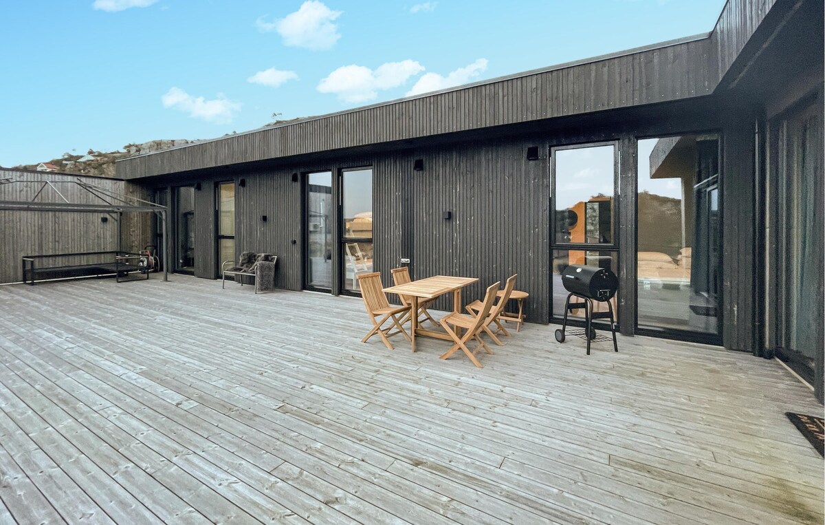 Lovely home in Lindesnes with kitchen