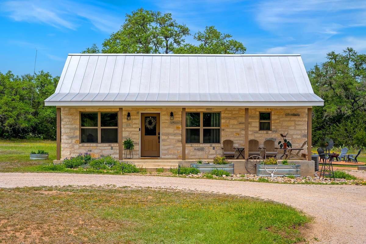 NEW Twisted Oak, Hot tub, Firepit, Sleeps 4!