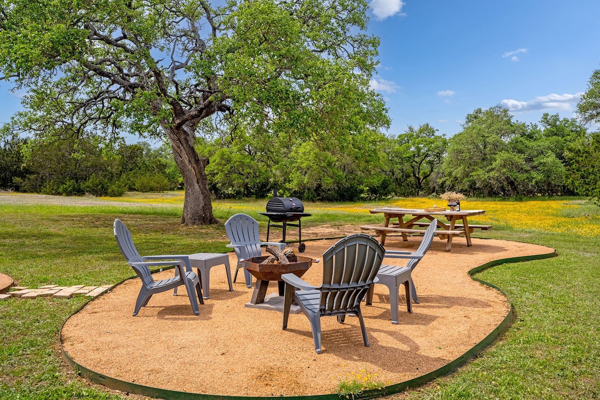 NEW Twisted Oak, Hot tub, Firepit, Sleeps 4!