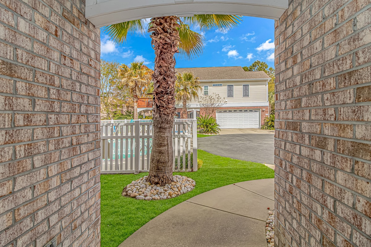 Spacious 4 BR House-2 Blocks From the Ocean!