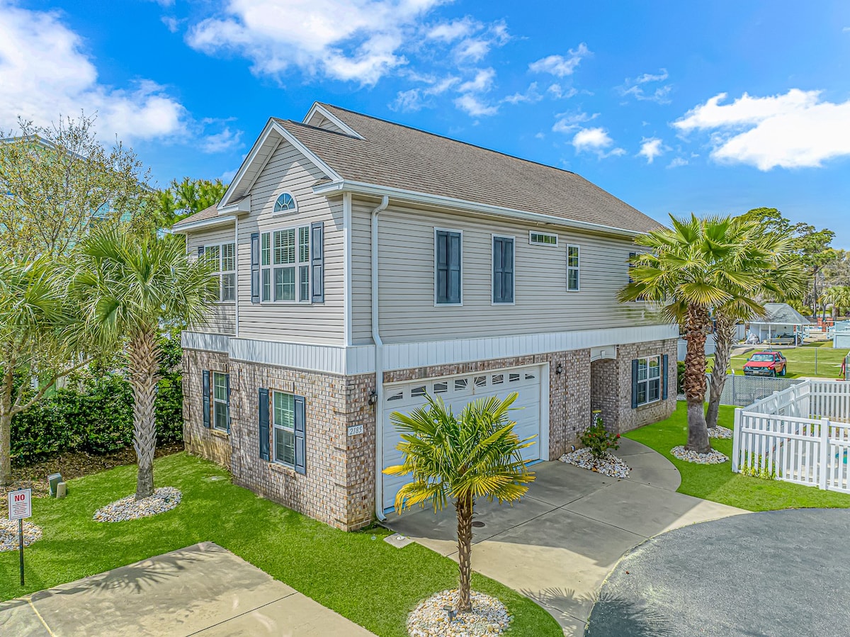 Spacious 4 BR House-2 Blocks From the Ocean!