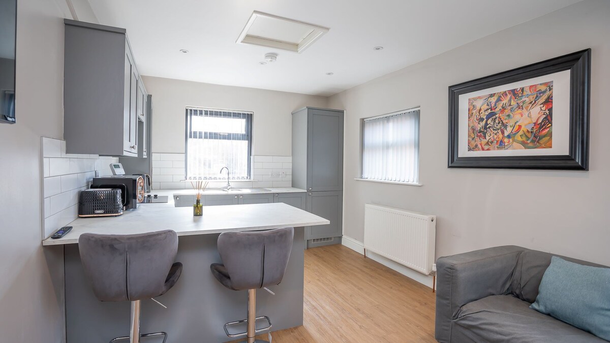 Lux Duplex 1 Bed Apartment by Belfast city breaks