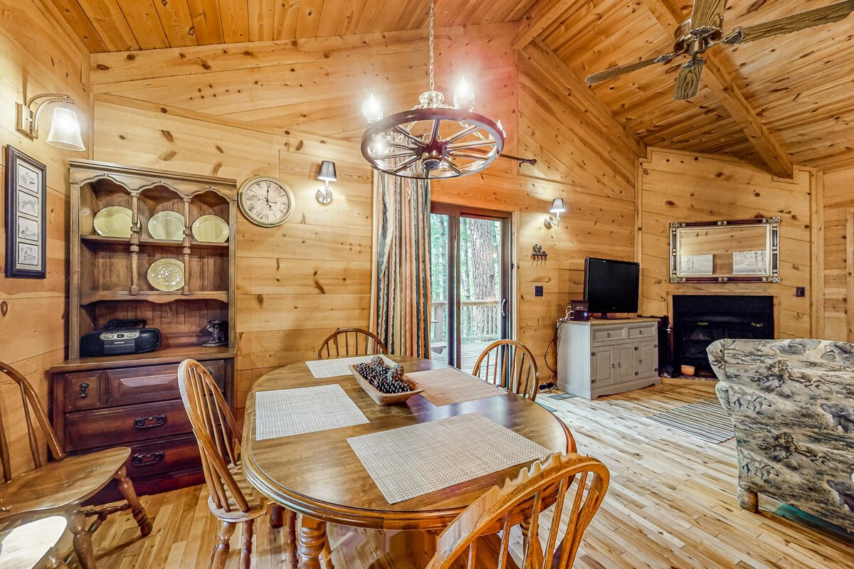 3BR cabin with firepit, fireplace, mtn views, deck