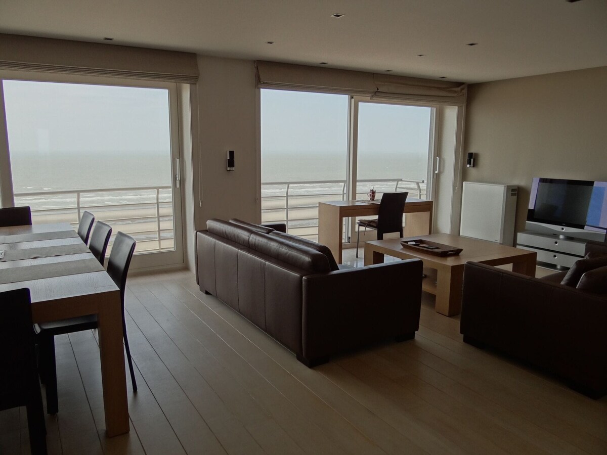 Seasight 1401 located directly on the beach