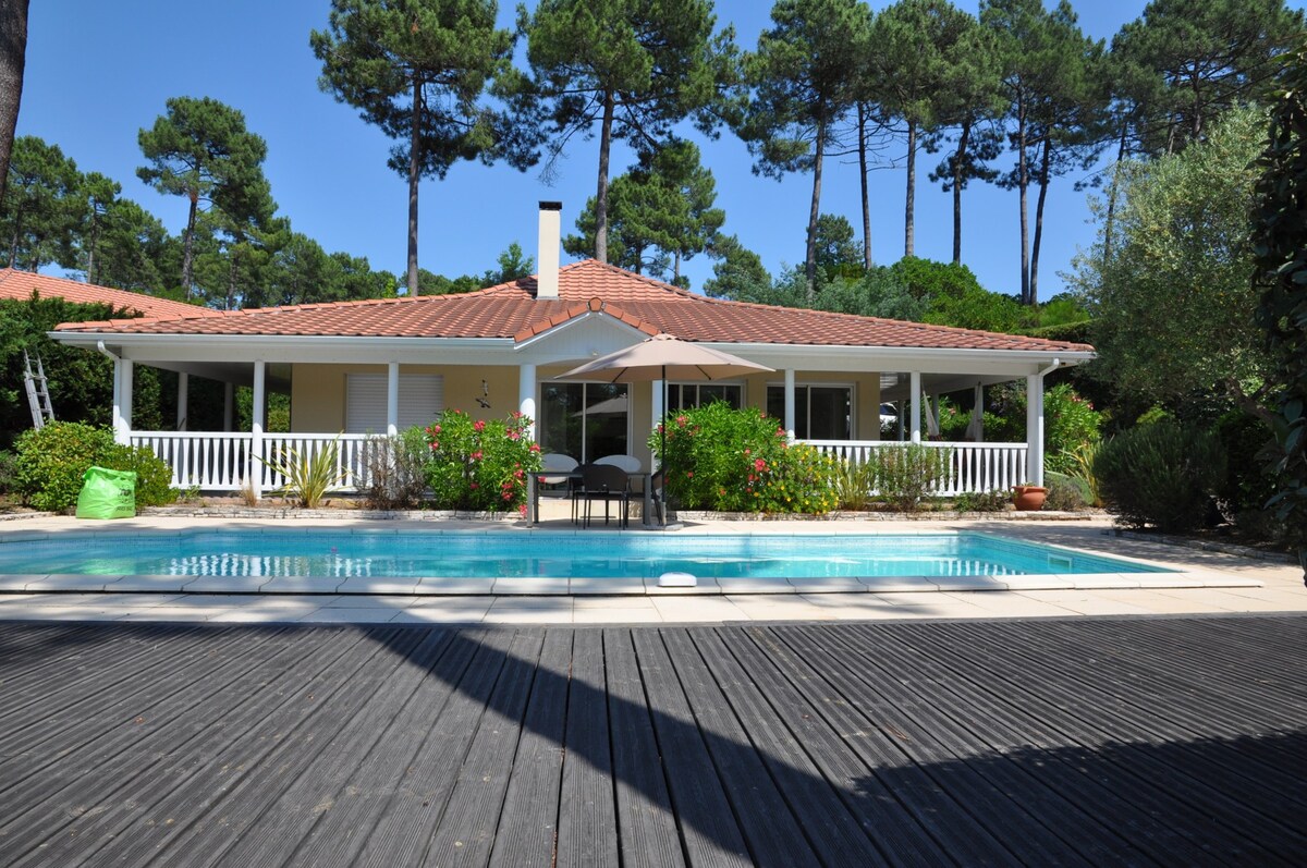 Villa récente avec piscine dans un complexe réside