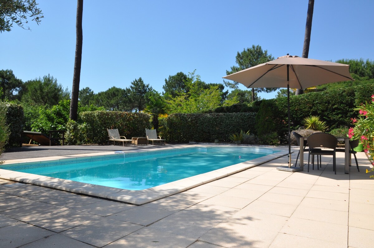 Villa récente avec piscine dans un complexe réside