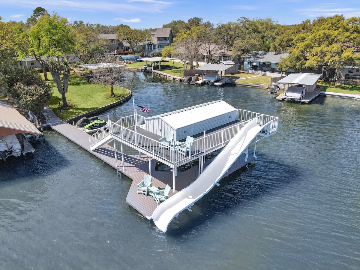 SlideAway Cove-Lakefront, boat lift, waterslide