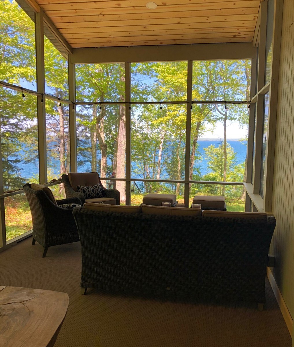 Feeling Superior - Cliffside Home with Amazing Lak